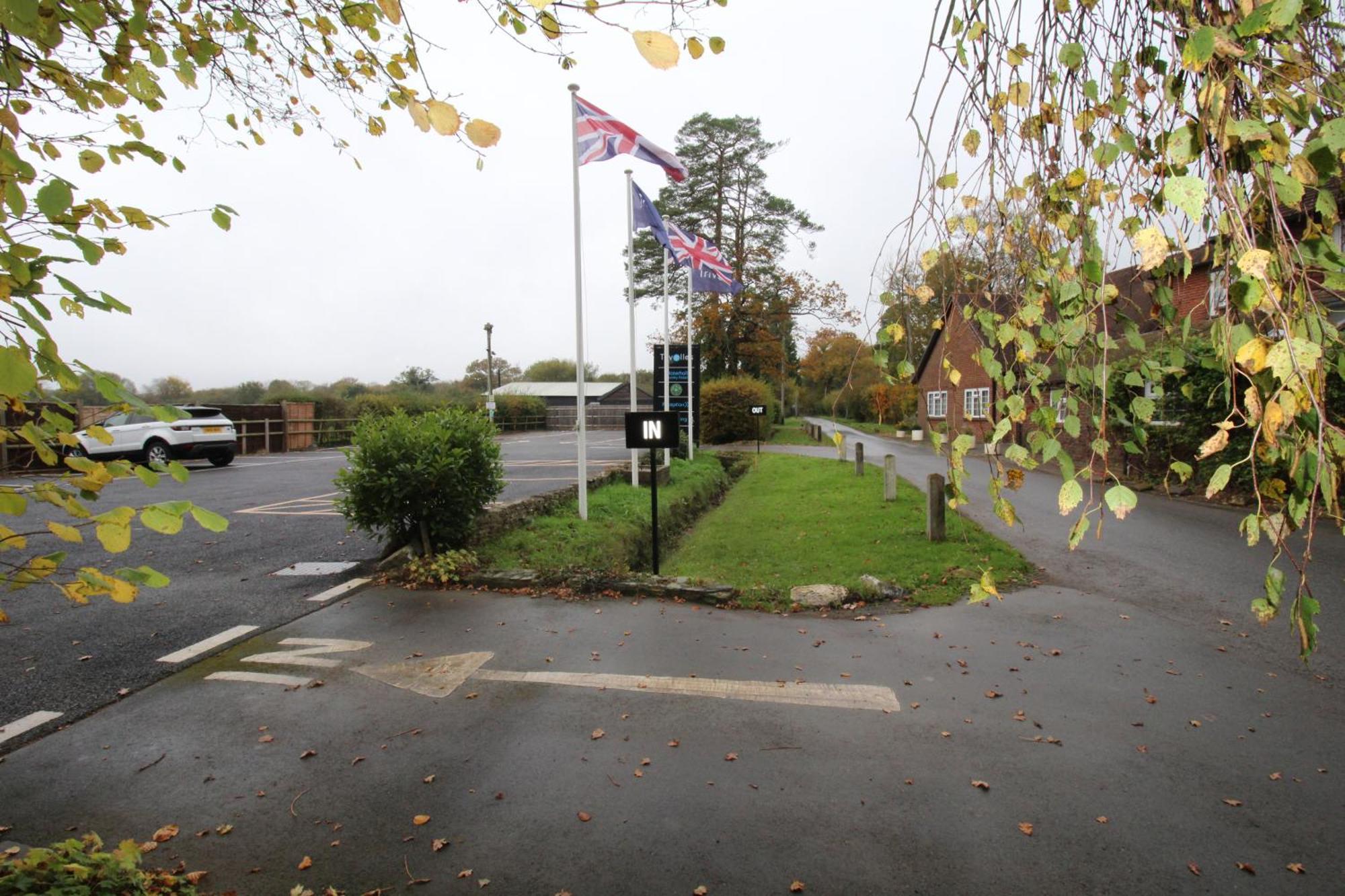 Trivelles Waterhall Country Gatwick Hotel & Airport Parking Crawley  Exterior photo