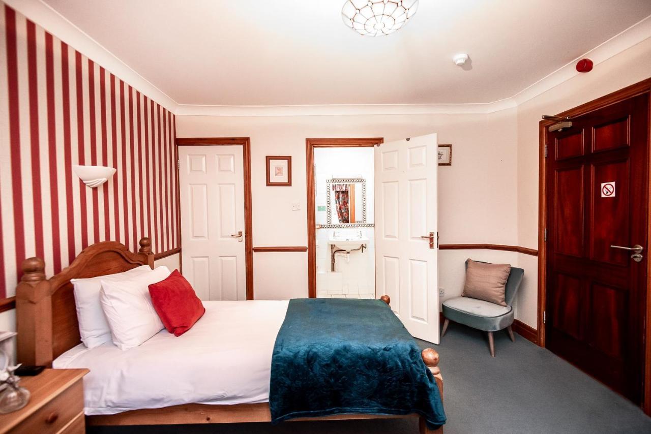 Trivelles Waterhall Country Gatwick Hotel & Airport Parking Crawley  Exterior photo