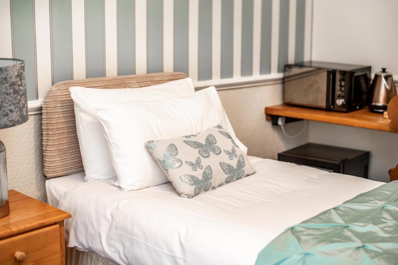 Trivelles Waterhall Country Gatwick Hotel & Airport Parking Crawley  Exterior photo