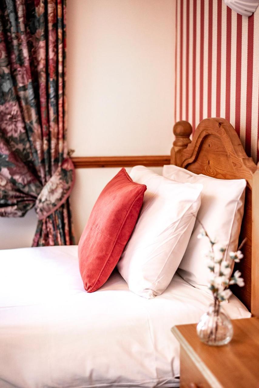 Trivelles Waterhall Country Gatwick Hotel & Airport Parking Crawley  Exterior photo
