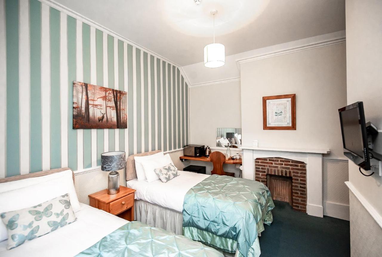 Trivelles Waterhall Country Gatwick Hotel & Airport Parking Crawley  Exterior photo