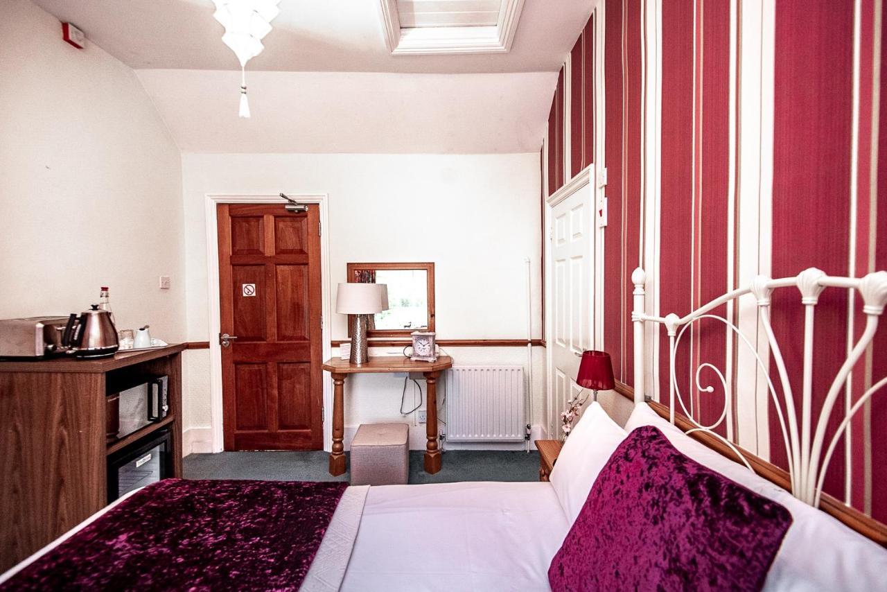 Trivelles Waterhall Country Gatwick Hotel & Airport Parking Crawley  Exterior photo