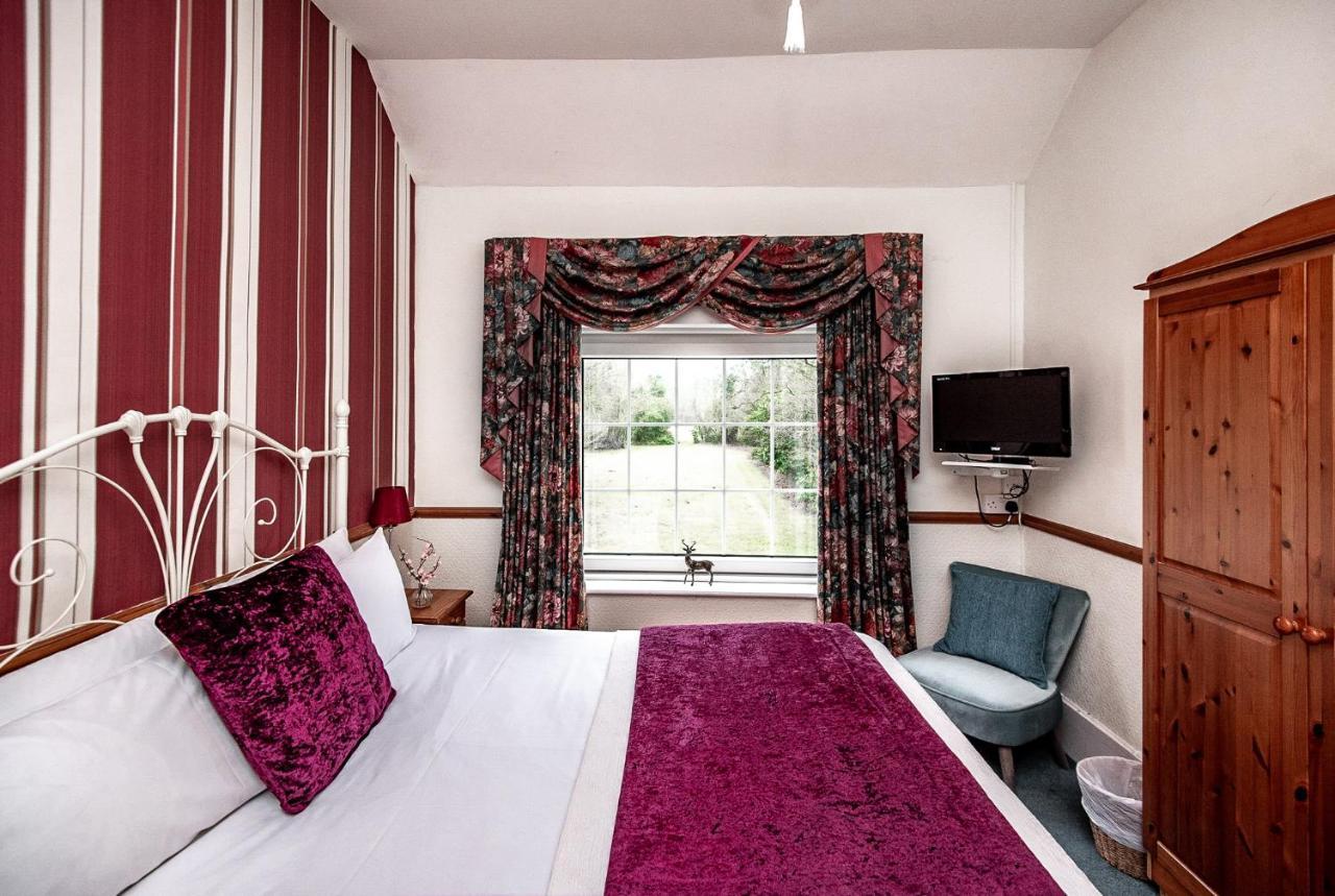Trivelles Waterhall Country Gatwick Hotel & Airport Parking Crawley  Exterior photo