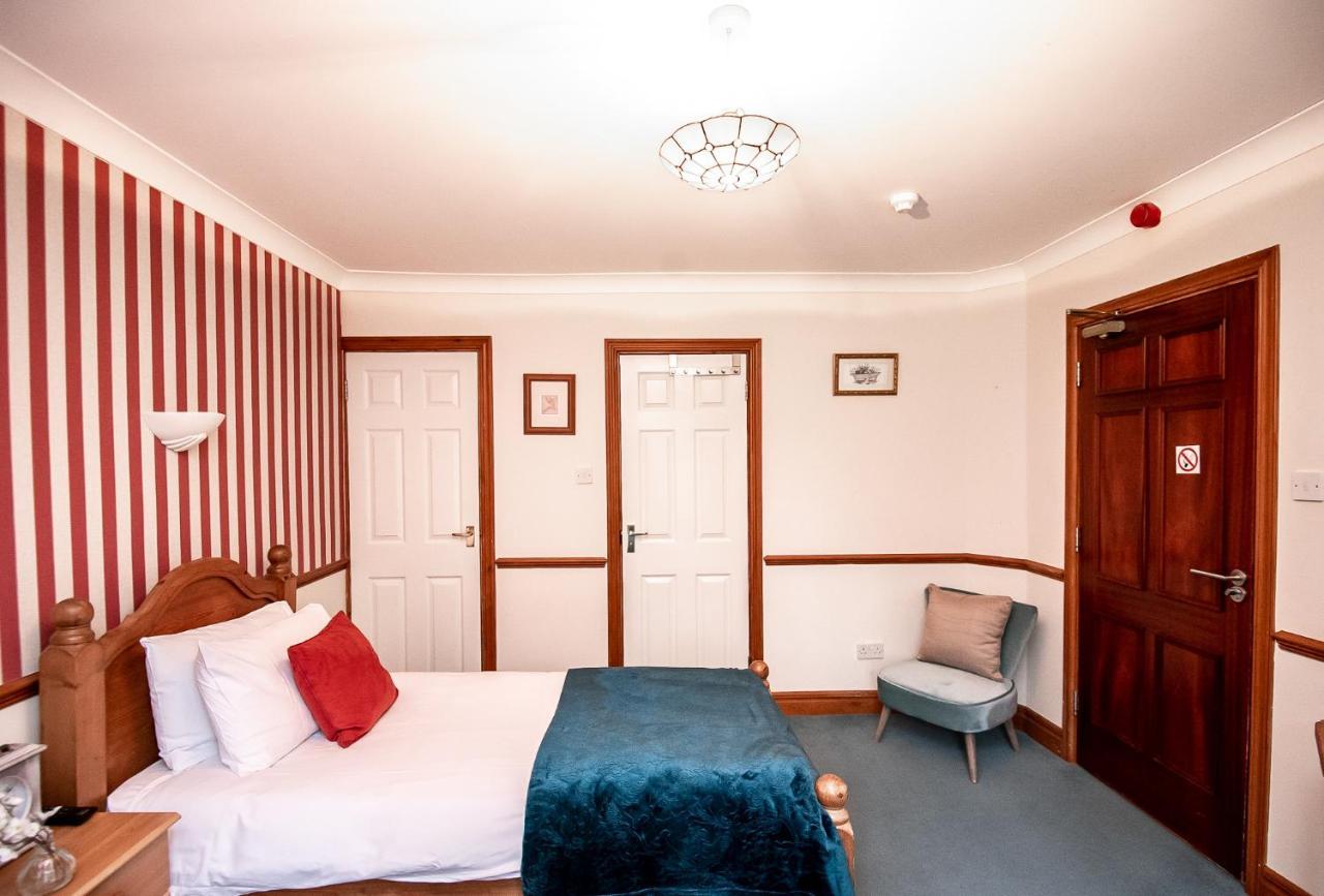Trivelles Waterhall Country Gatwick Hotel & Airport Parking Crawley  Exterior photo