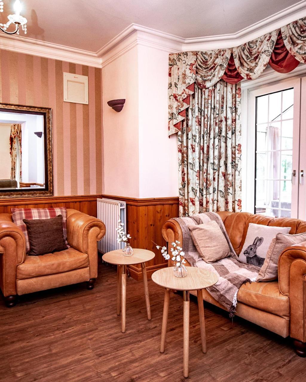 Trivelles Waterhall Country Gatwick Hotel & Airport Parking Crawley  Exterior photo