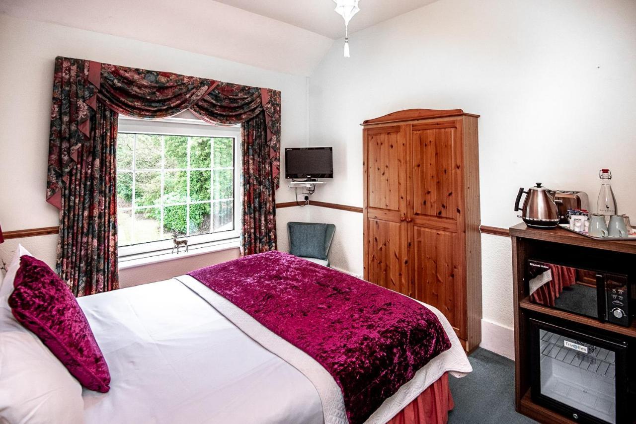 Trivelles Waterhall Country Gatwick Hotel & Airport Parking Crawley  Exterior photo