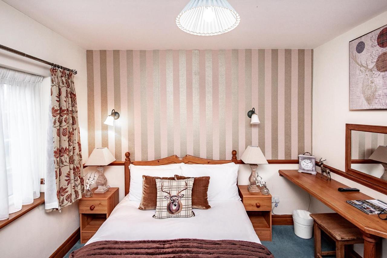 Trivelles Waterhall Country Gatwick Hotel & Airport Parking Crawley  Exterior photo