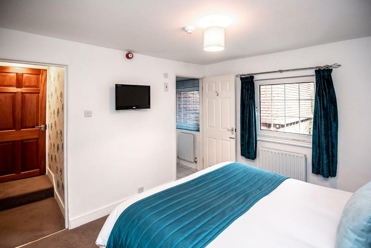 Trivelles Waterhall Country Gatwick Hotel & Airport Parking Crawley  Exterior photo