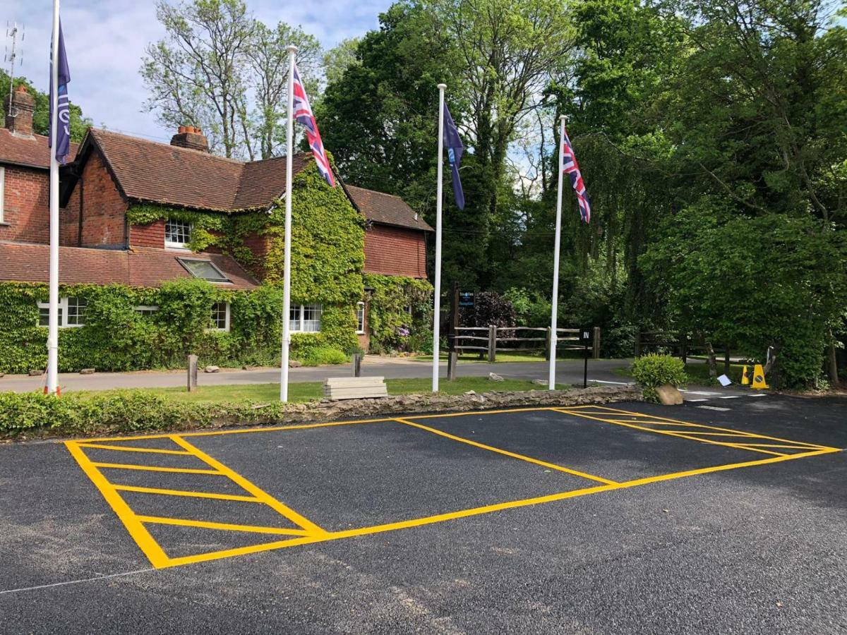 Trivelles Waterhall Country Gatwick Hotel & Airport Parking Crawley  Exterior photo