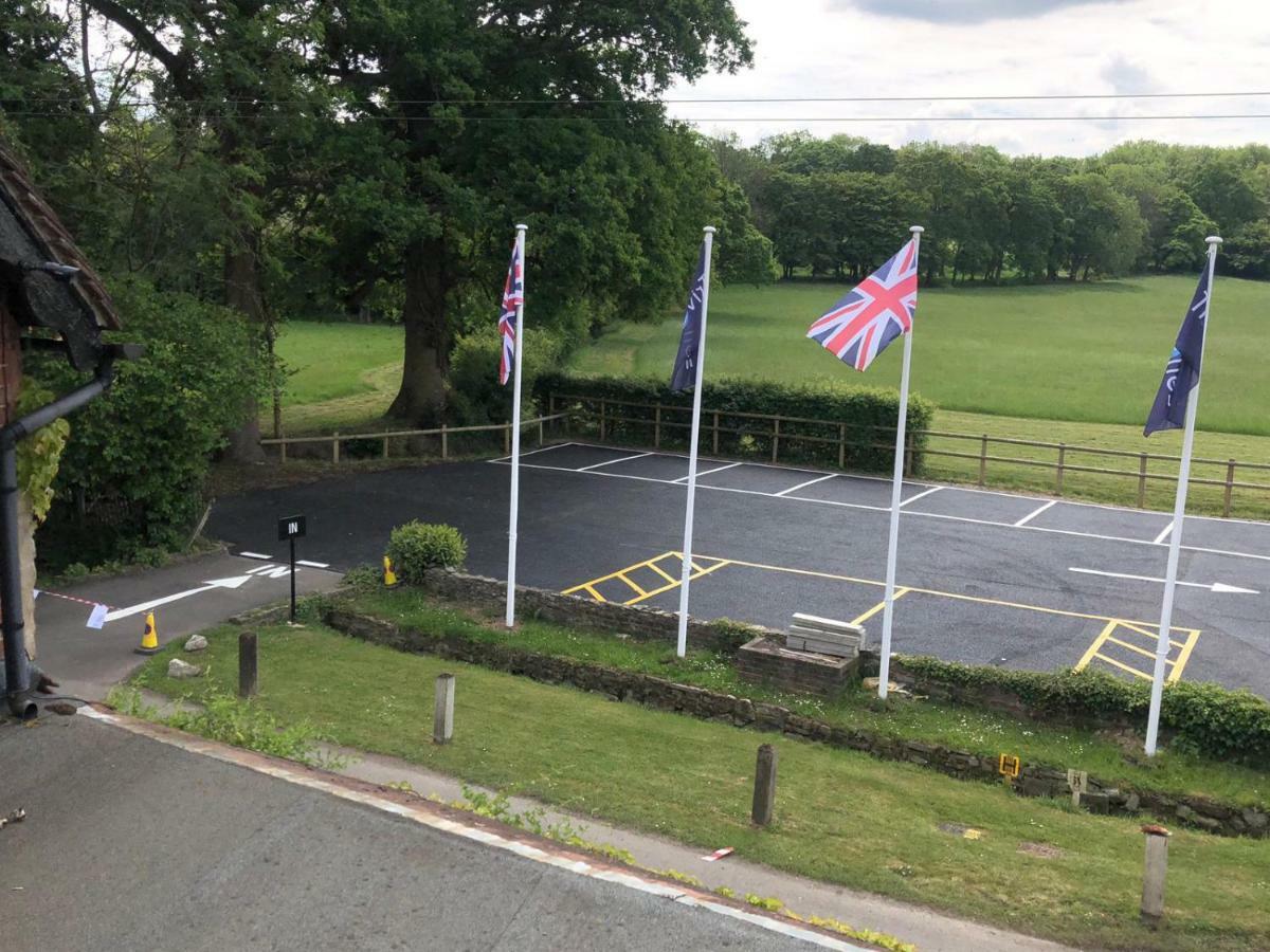 Trivelles Waterhall Country Gatwick Hotel & Airport Parking Crawley  Exterior photo