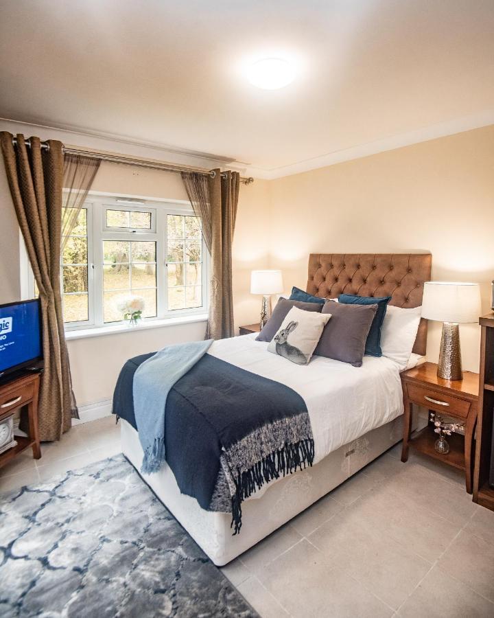 Trivelles Waterhall Country Gatwick Hotel & Airport Parking Crawley  Exterior photo