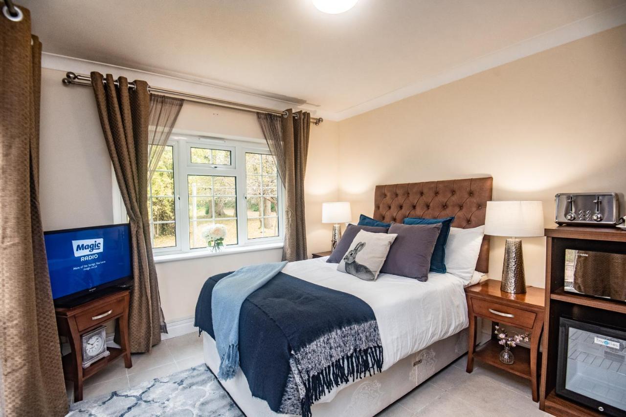 Trivelles Waterhall Country Gatwick Hotel & Airport Parking Crawley  Exterior photo